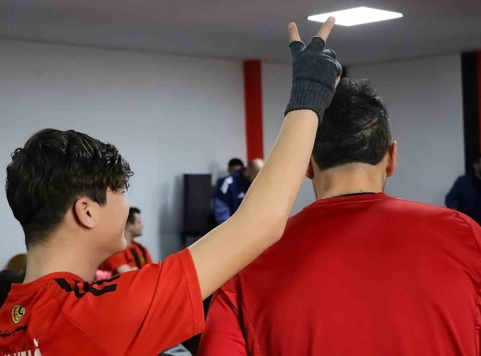 eskisehirspor-oyunculari-koruma-altindaki-cocuklarla-bir-araya-geldi