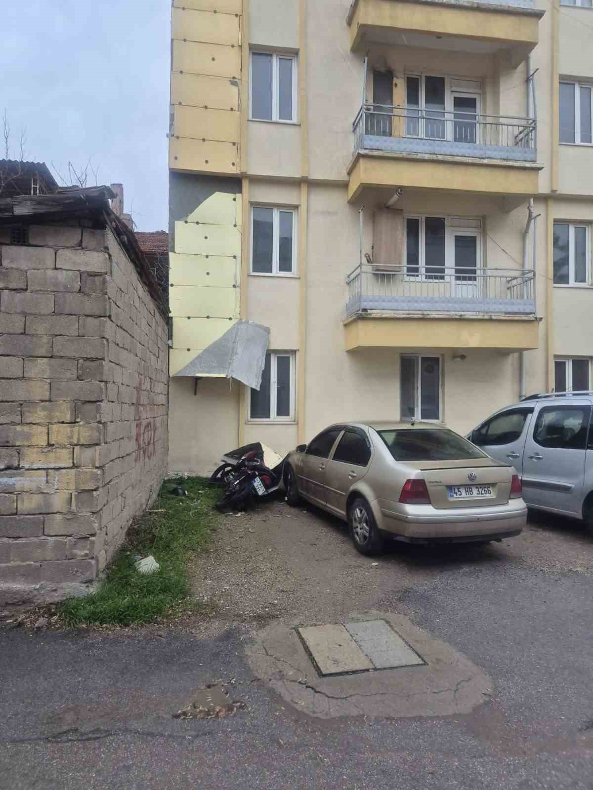 gedizde-siddetli-ruzgar-agaclari-devirdi-binalarda-hasara-sebep-oldu