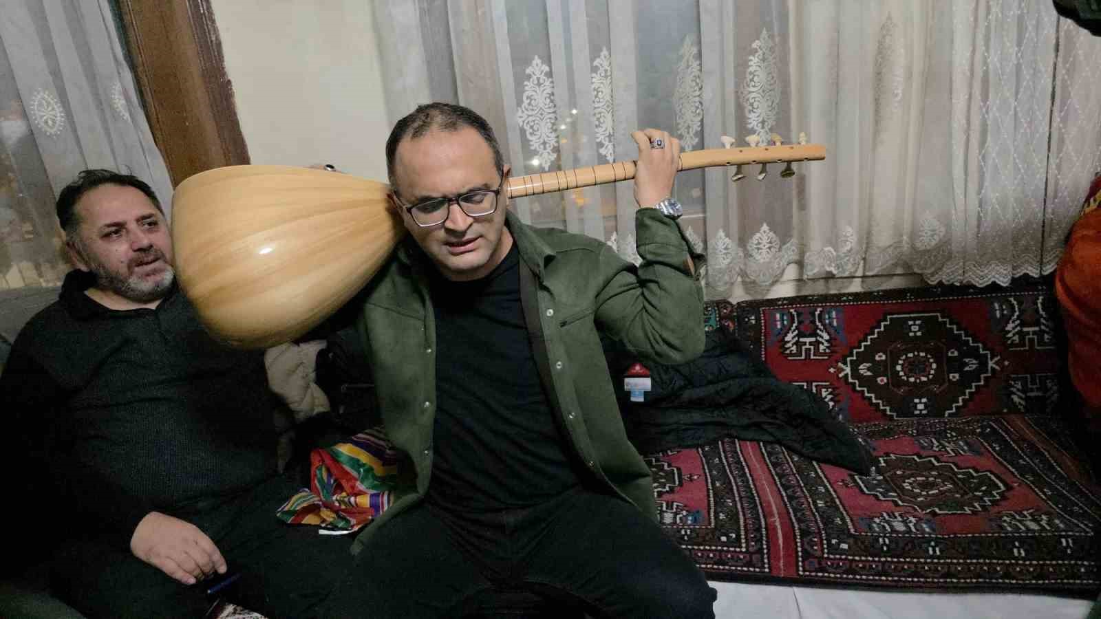 gorme-engelli-sanatci-sazi-ensesinde-caliyor