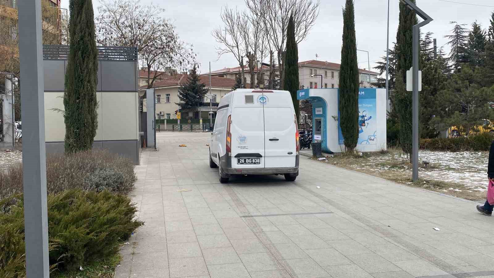 hayvansever-kadin-ile-belediye-personeli-arasinda-kopek-tartismasi