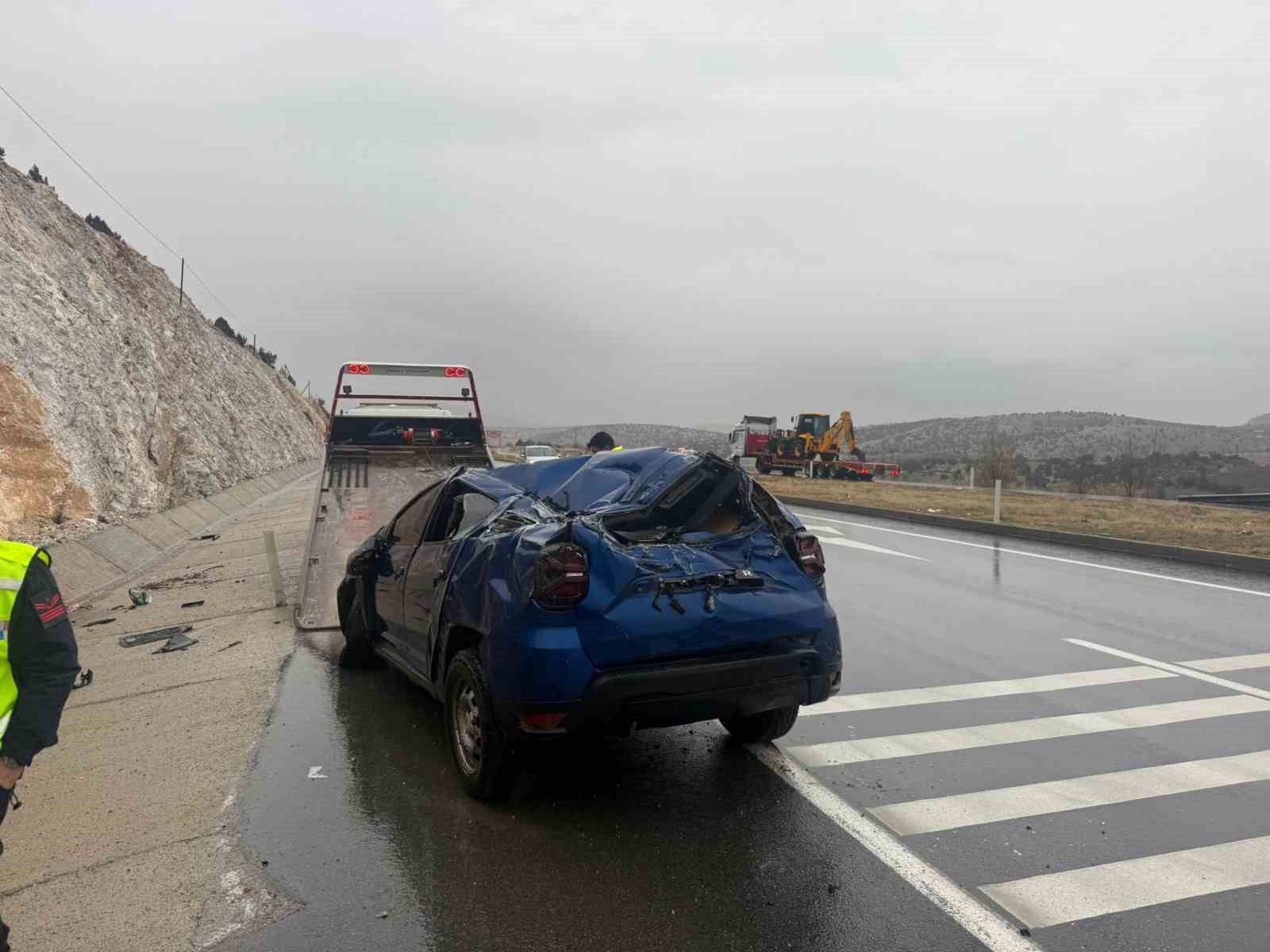 hurdaya-donen-aracta-sans-eseri-kazayi-yarali-atlatti