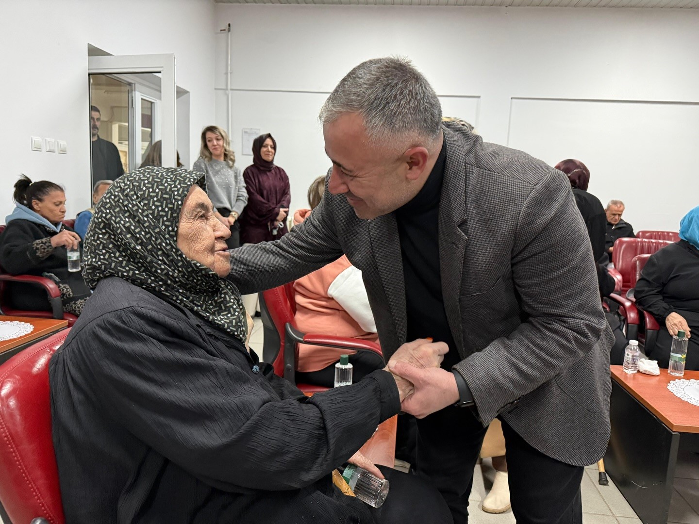 il-baskani-yildirim-huzurevi-sakinleriyle-bulustu