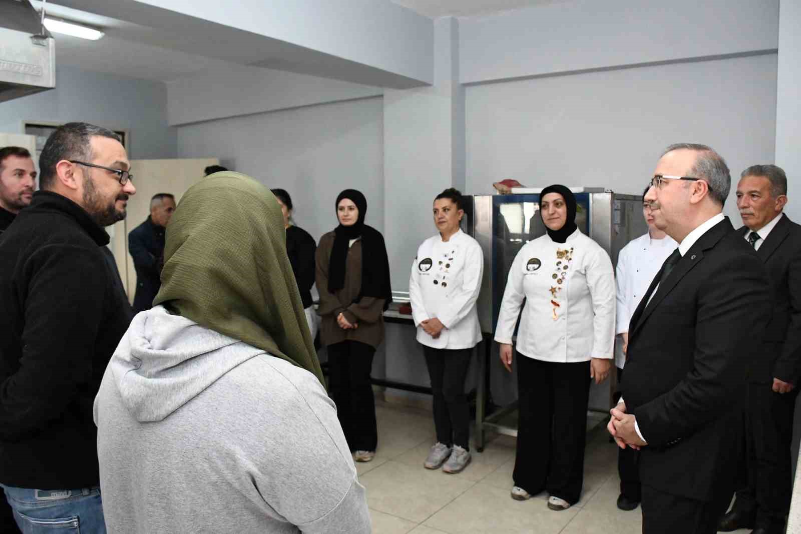 il-milli-egitim-muduru-aydin-halk-egitim-merkezindeki-calismalari-inceledi