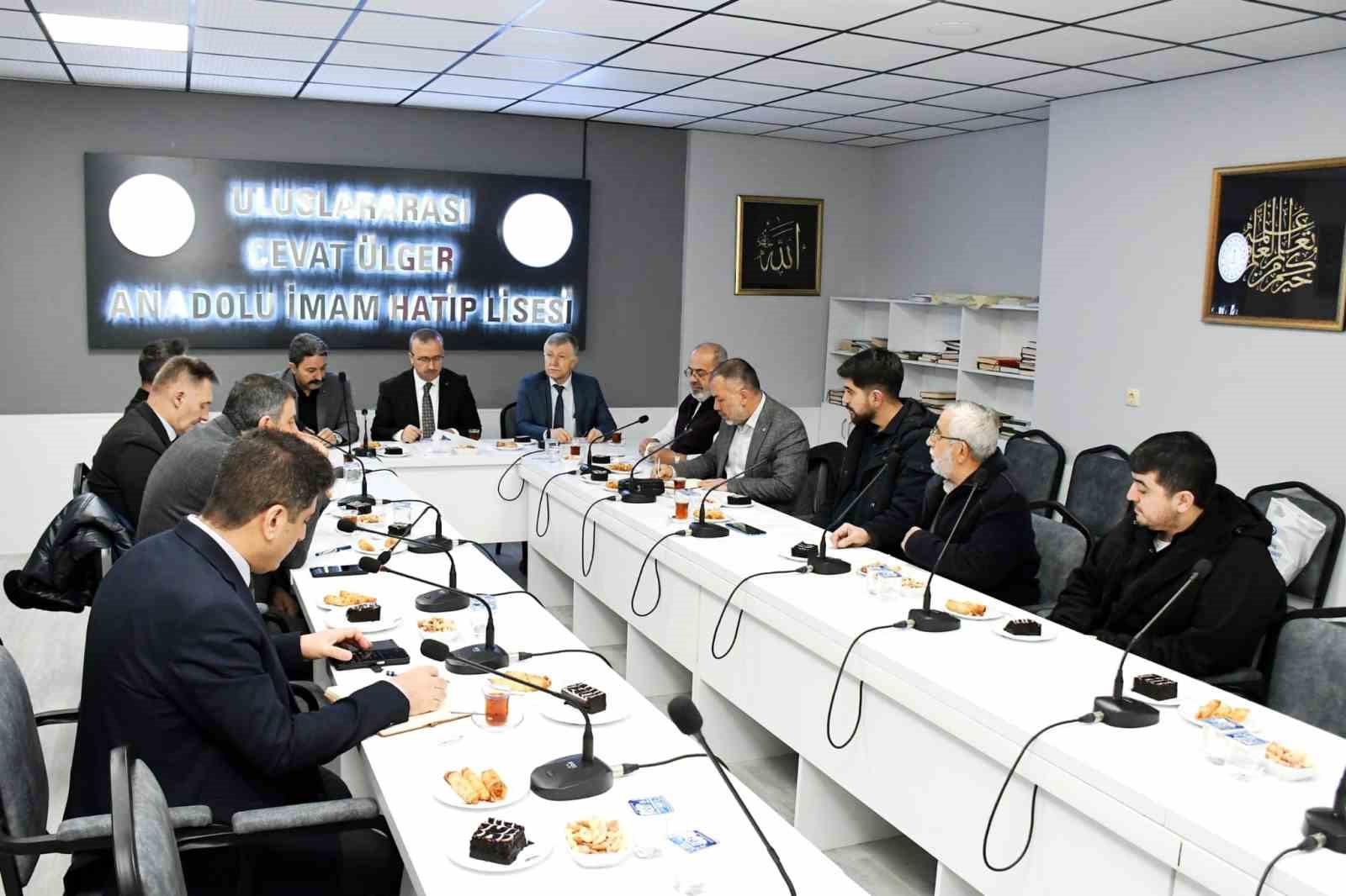 imam-hatip-okullariyla-ilgili-toplanti-yapildi