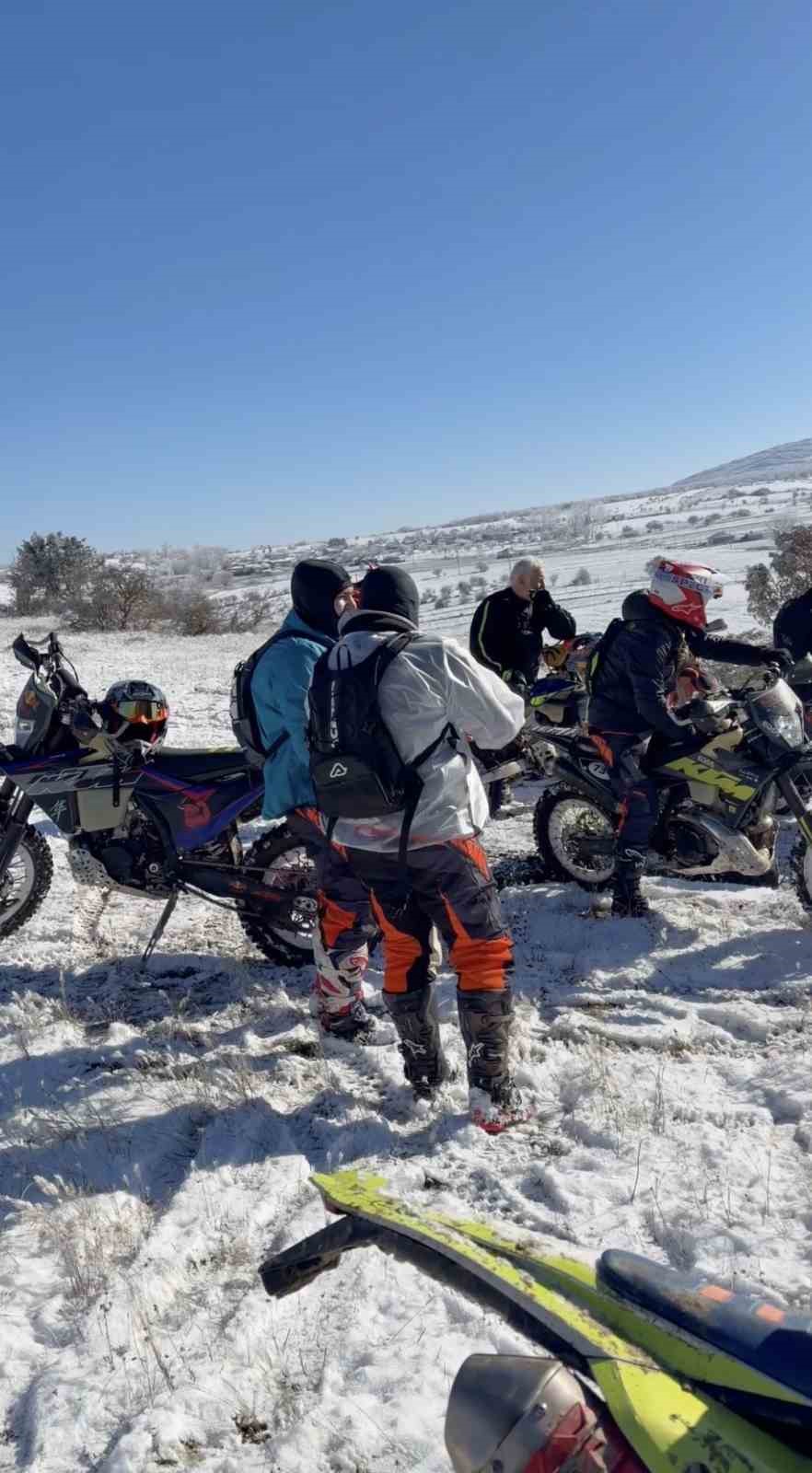 karli-daglari-cross-motorlarla-asmaya-calistilar-zorlu-yolculuk-kamyonette-son-buldu