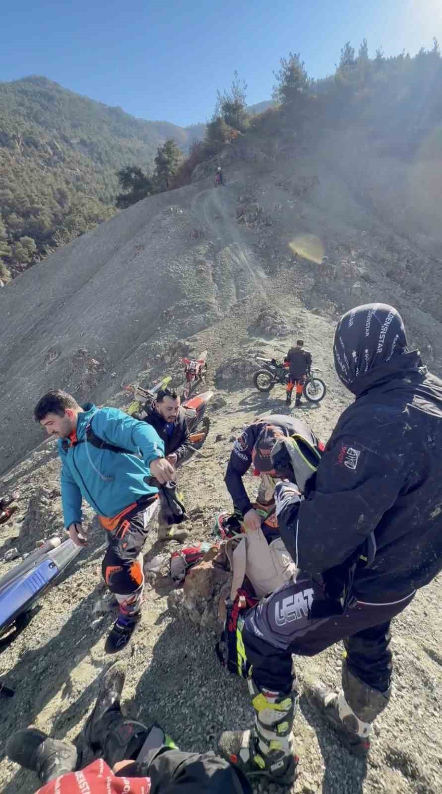 karli-daglari-cross-motorlarla-asmaya-calistilar-zorlu-yolculuk-kamyonette-son-buldu