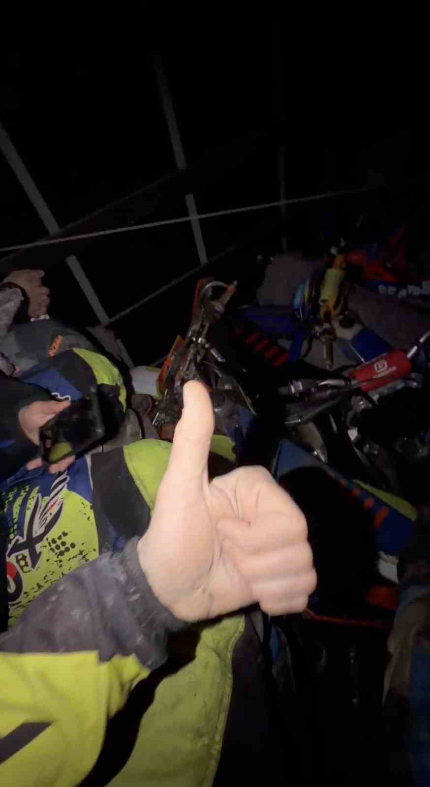 karli-daglari-cross-motorlarla-asmaya-calistilar-zorlu-yolculuk-kamyonette-son-buldu