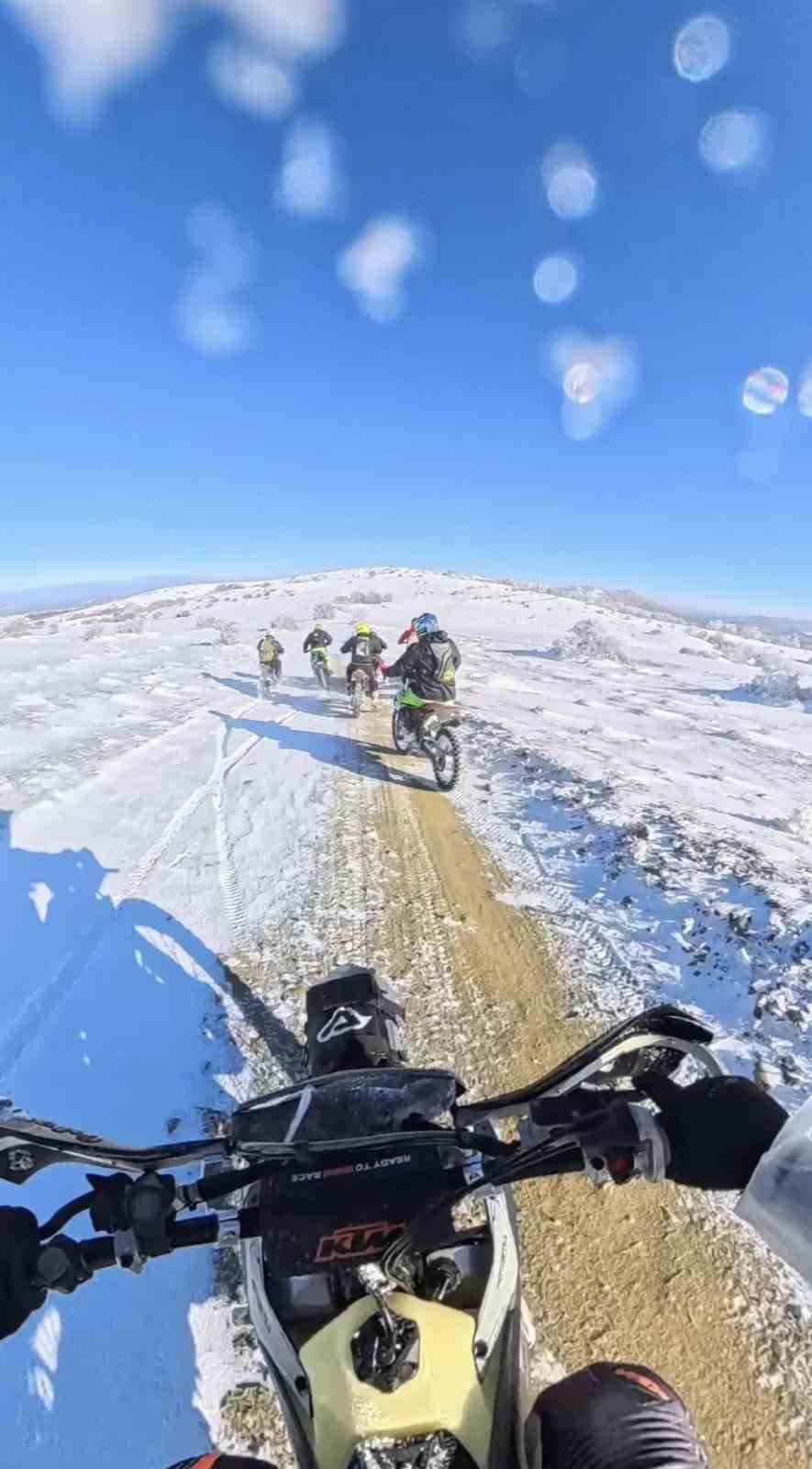 karli-daglari-cross-motorlarla-asmaya-calistilar-zorlu-yolculuk-kamyonette-son-buldu