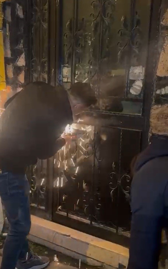 kumar-oynatilan-mekana-kapiyi-ikiye-bolerek-giren-polis-catidan-kacmaya-calisanlari-yakaladi