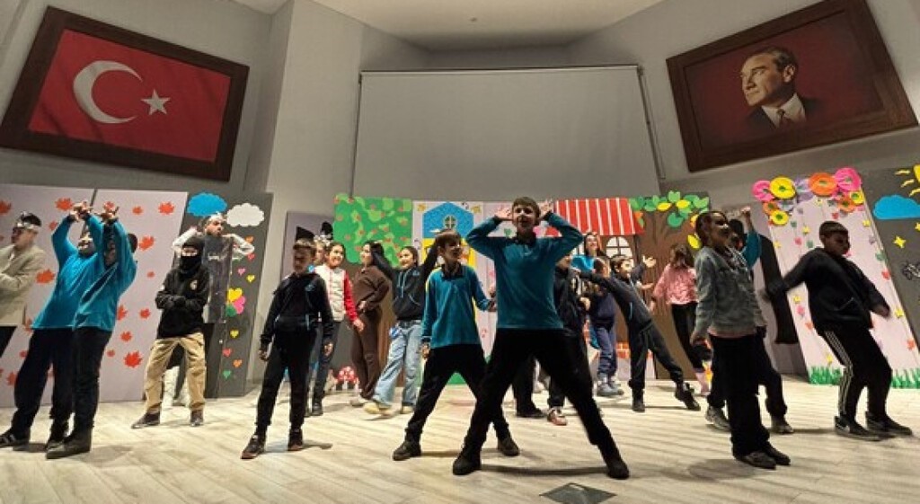 kutahyada-aile-yili-tiyatro-etkinligi-ilgi-gordu