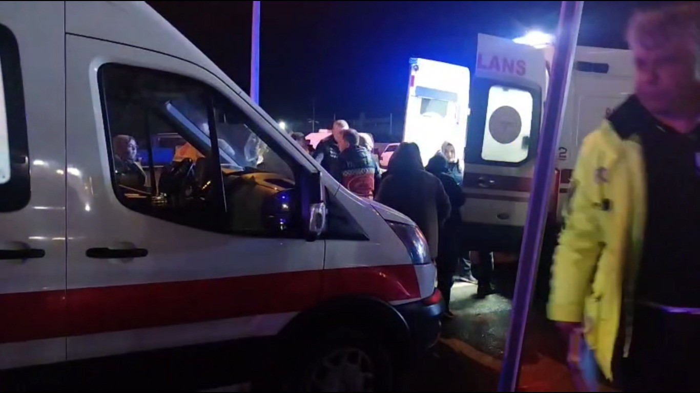 kutahyada-ambulans-ile-otomobil-carpisti-1-yarali