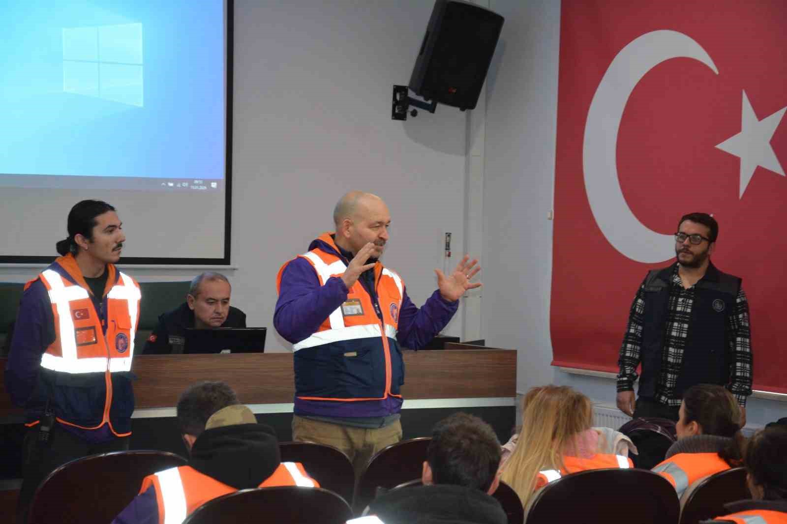 kutahyada-arama-kurtarma-gonullulerine-orman-yanginlarina-mudahale-egitimi