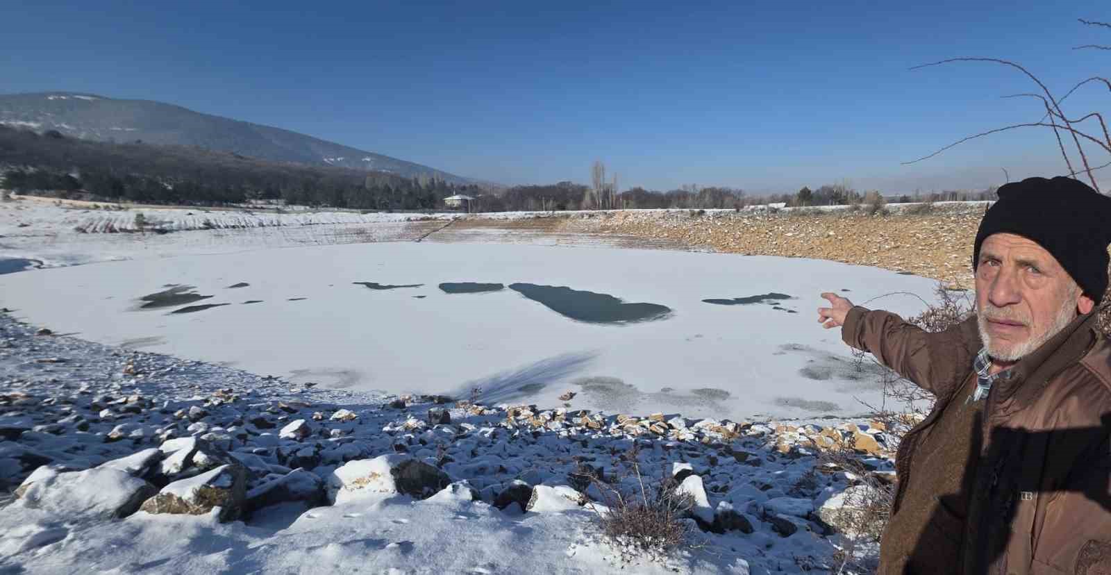 kutahyada-dondurucu-soguklar-goleti-tamamen-buzla-kapladi