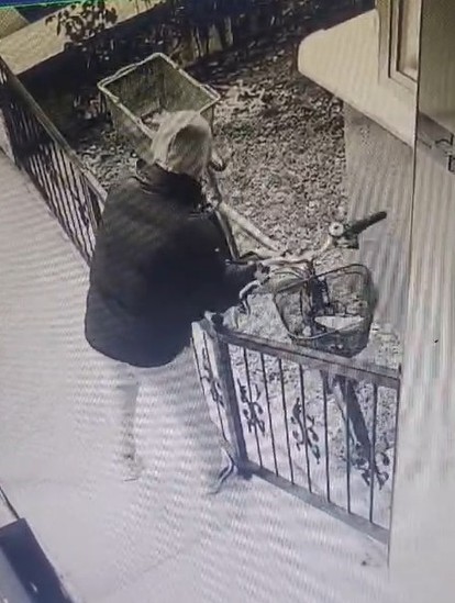 kutahyada-gunduz-vakti-bisiklet-hirsizligi-kamerada