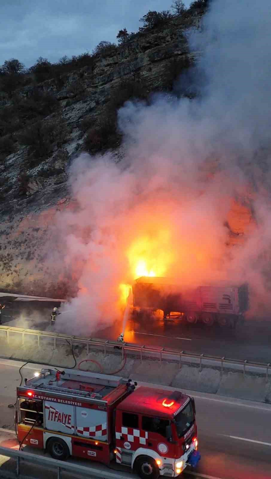 kutahyada-seyir-halindeki-tir-alevlere-teslim-oldu