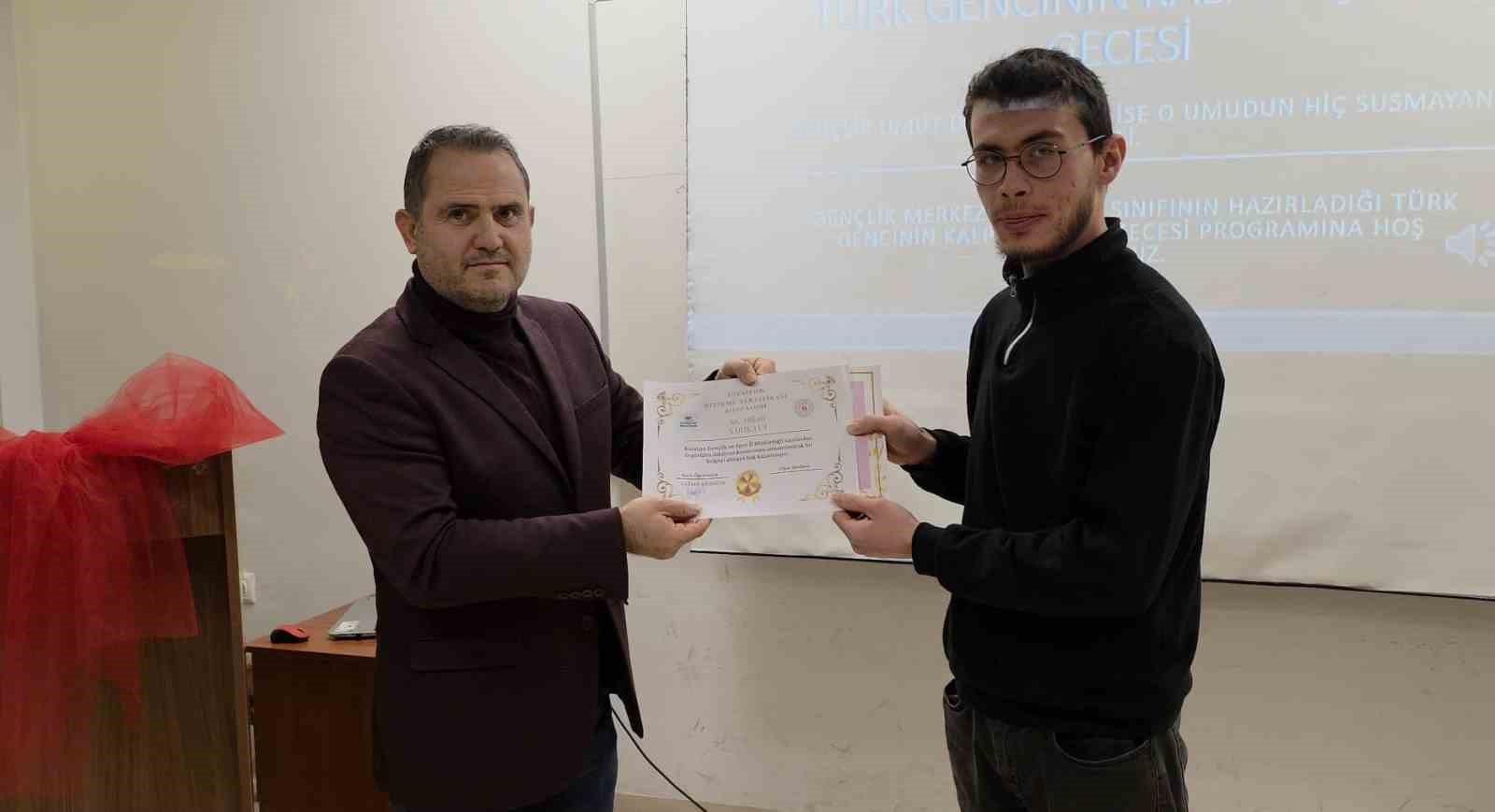 kutahyada-turk-gencinin-kalp-atisi-siir-gecesi-duzenlendi