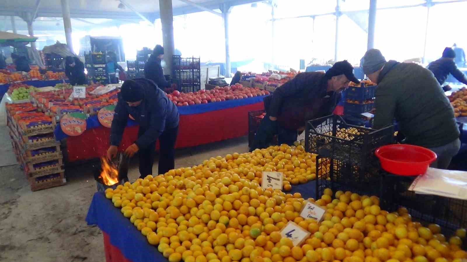 kutahyali-pazarcilar-tenekede-ates-yakarak-isiniyor