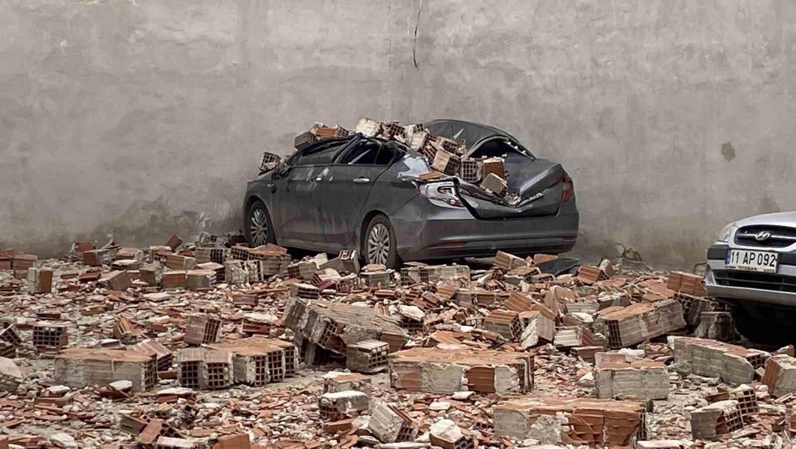 metruk-binanin-cati-duvari-otoparka-devrildi-6-aracta-hasar-olustu