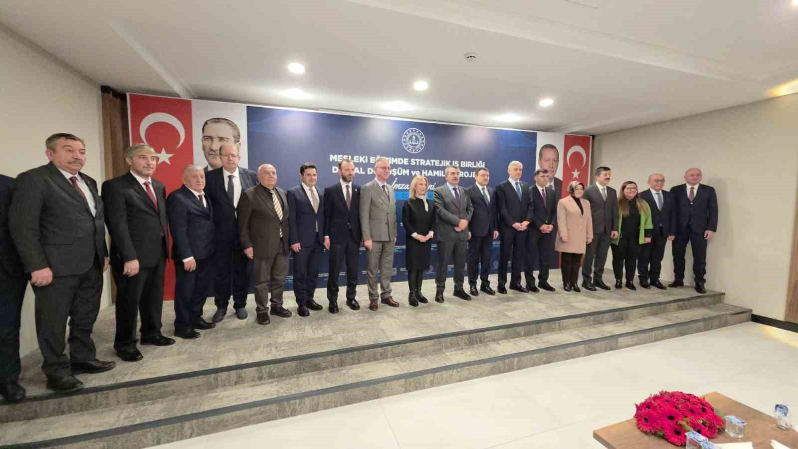 milli-egitim-bakani-tekin-kutahyada-mesleki-egitimle-ilgili-mesajlar-verdi