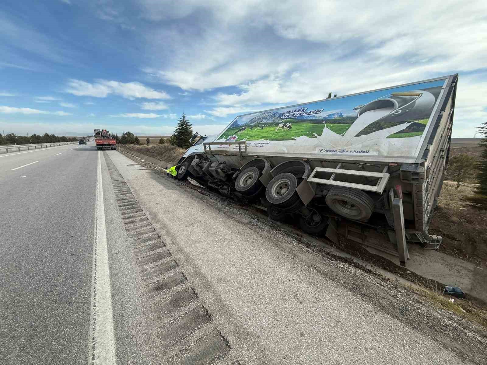 peynir-yuklu-kamyon-yan-yatti