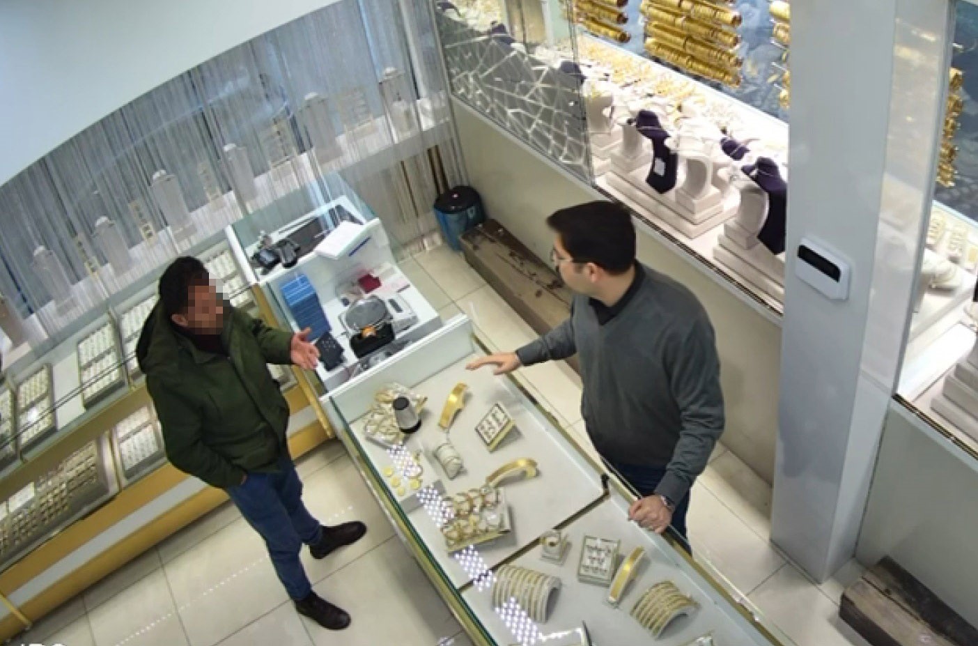 sahte-bilezikleri-verip-pazarlikla-fazla-altin-almak-isterken-yakalandi