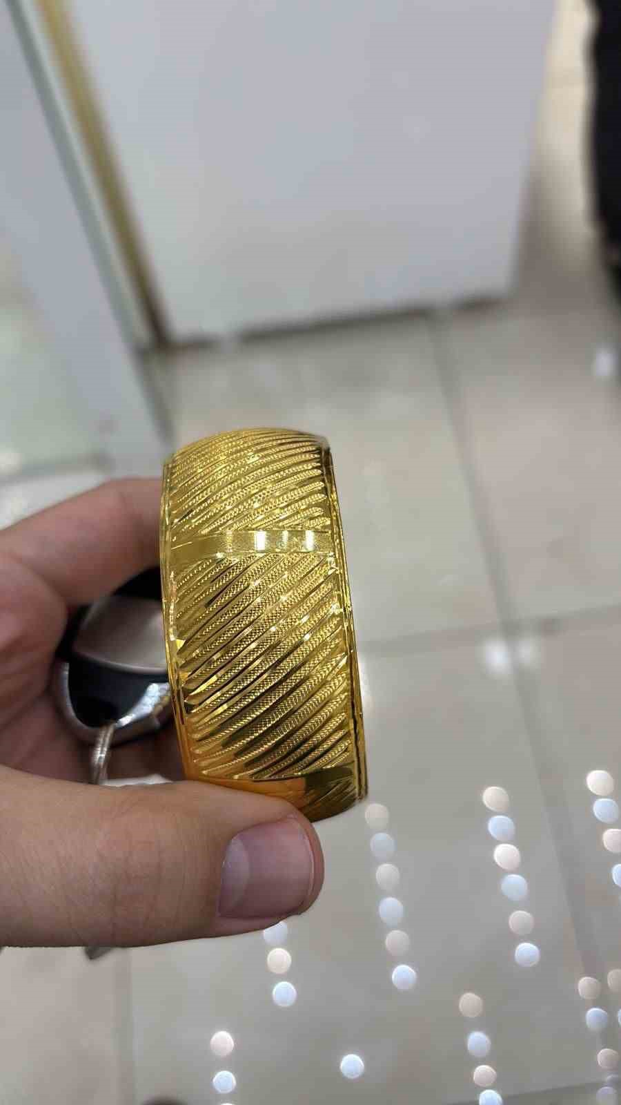 sahte-bilezikleri-verip-pazarlikla-fazla-altin-almak-isterken-yakalandi