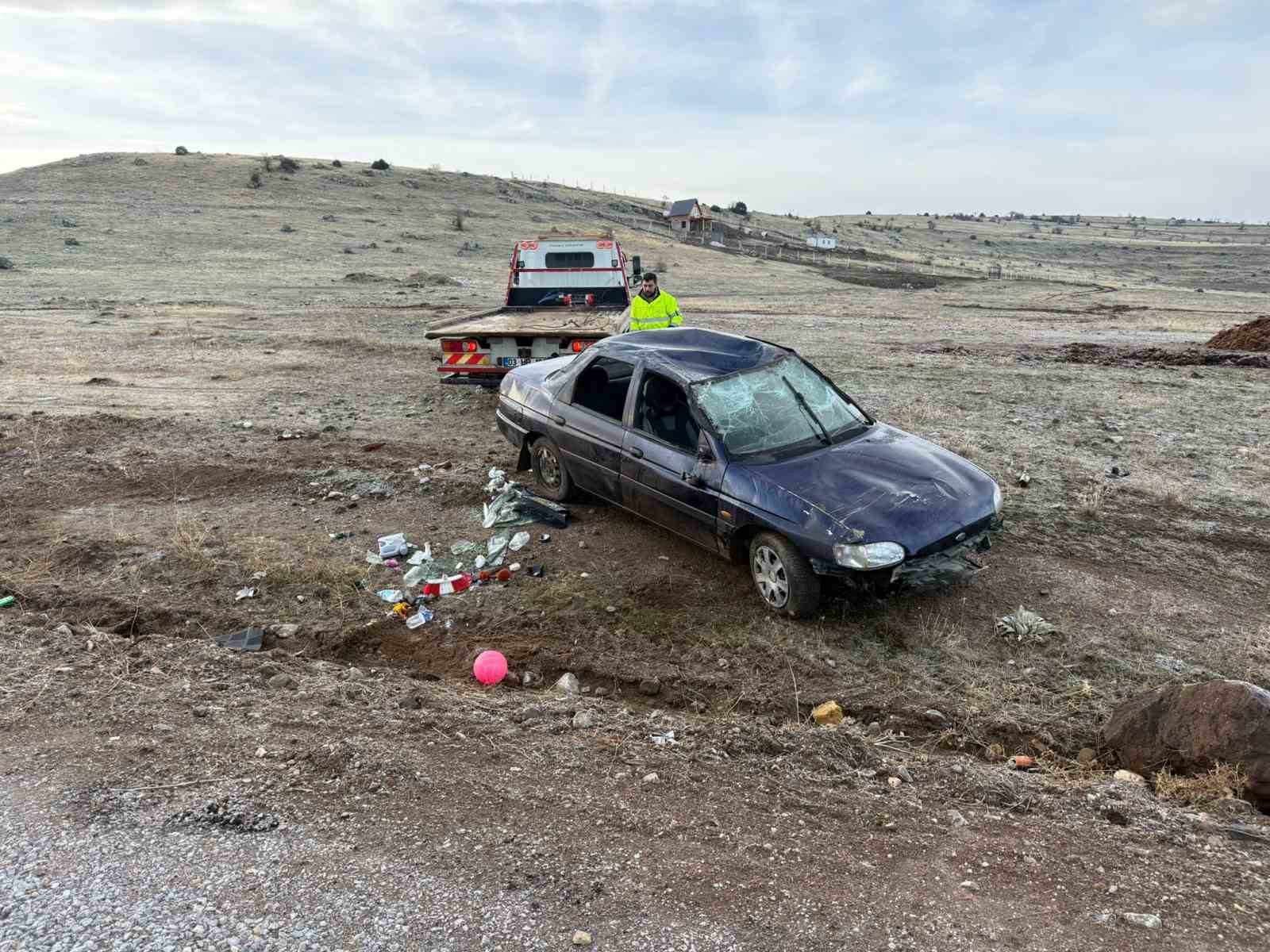 sarampole-devrilen-otomobilde-2-kisi-yaralandi