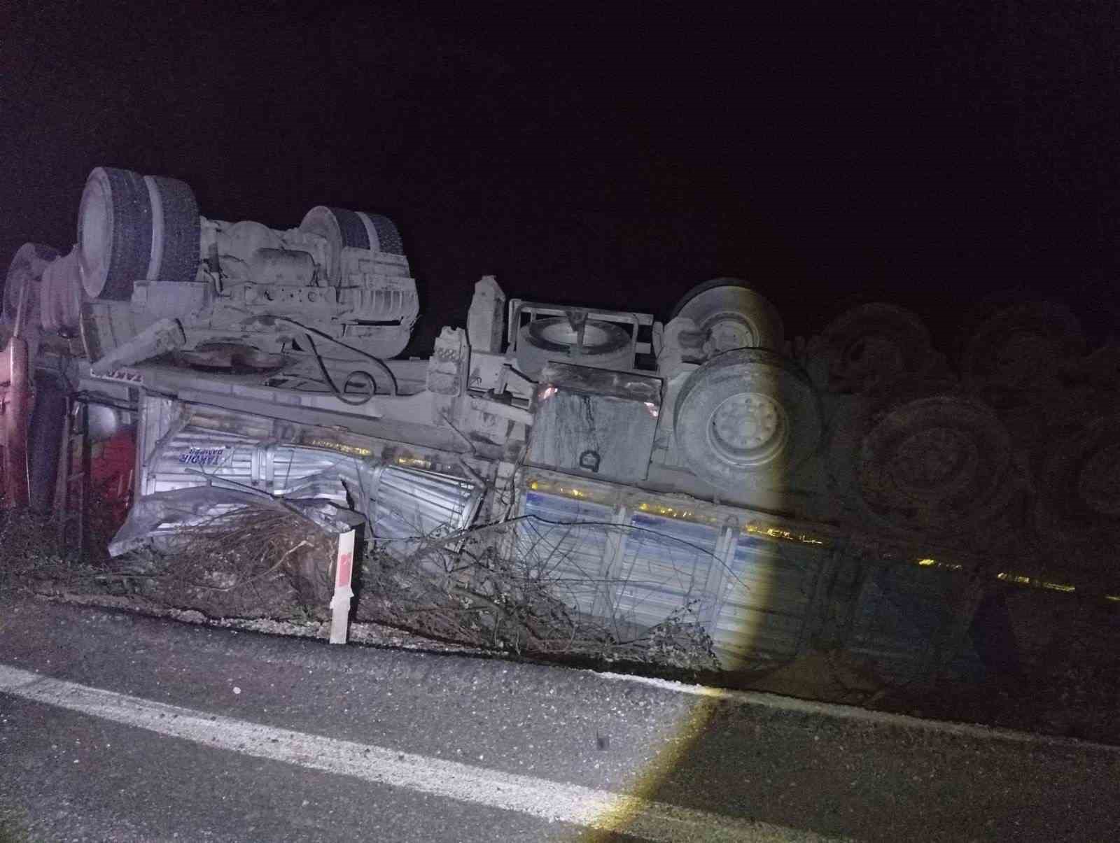 seyir-halindeki-tir-devrildi-3-yarali