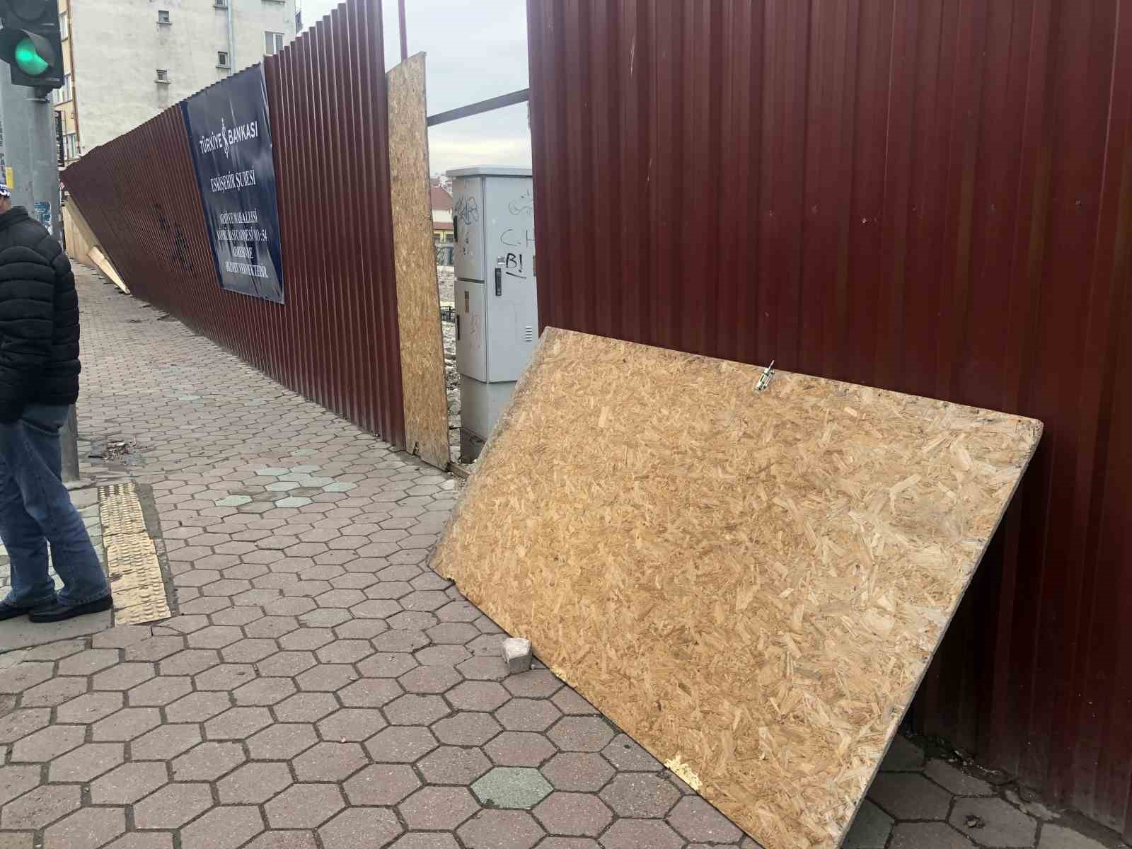 siddetli-firtina-ortaligi-birbirine-katti