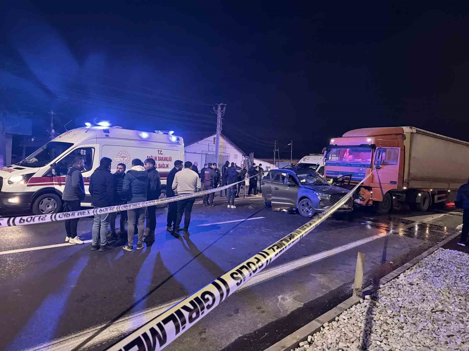 tirla-otomobilin-carpistigi-kazada-7-kisi-yaralandi