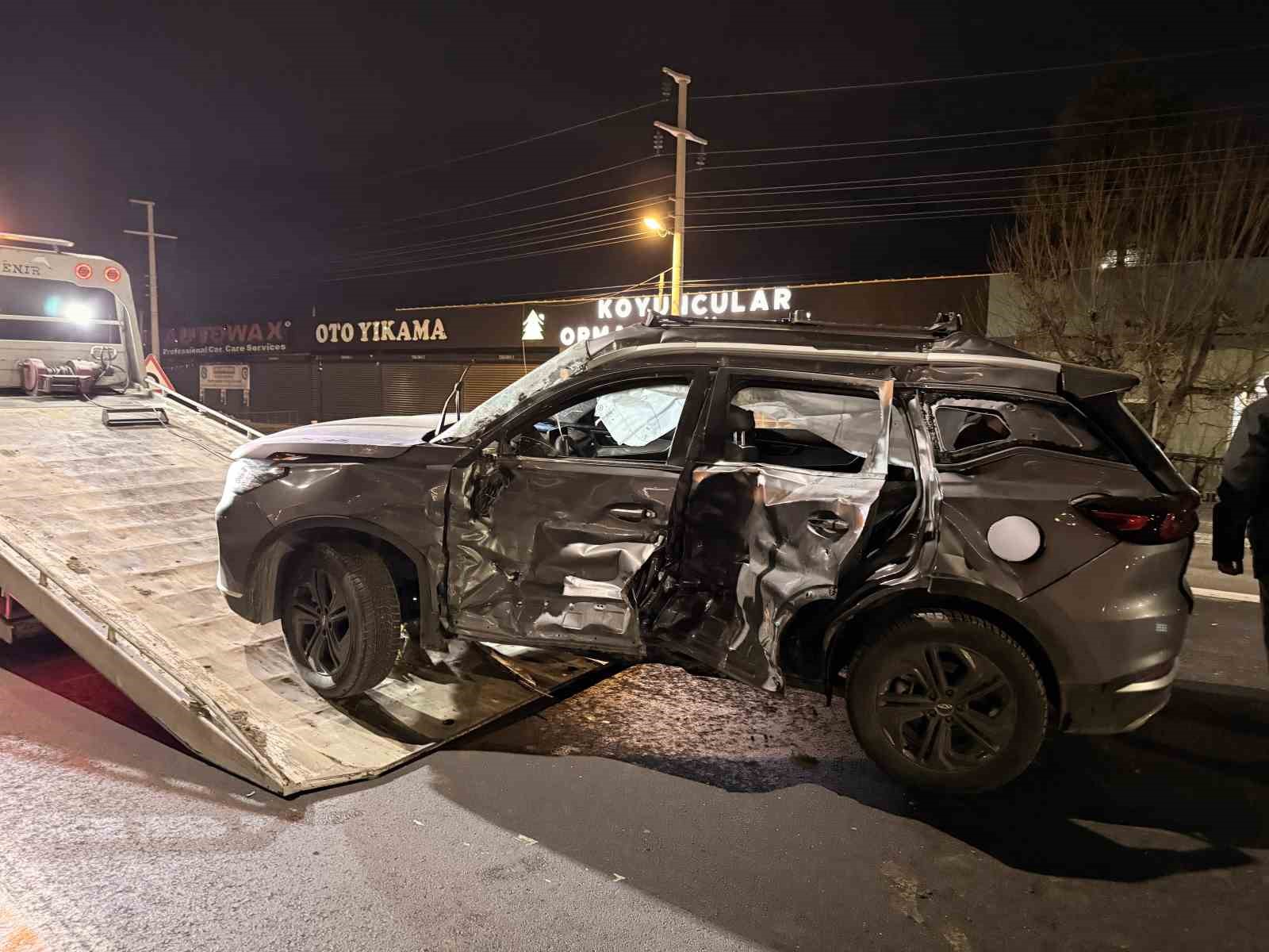 tirla-otomobilin-carpistigi-kazada-7-kisi-yaralandi