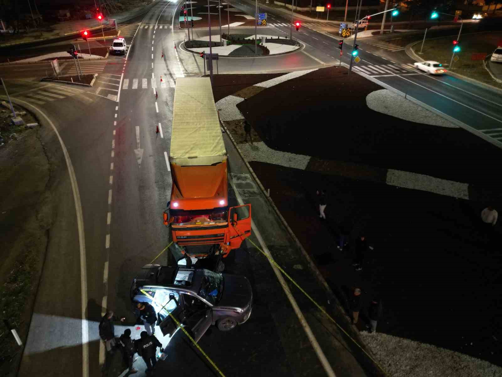 tirla-otomobilin-carpistigi-kazada-7-kisi-yaralandi