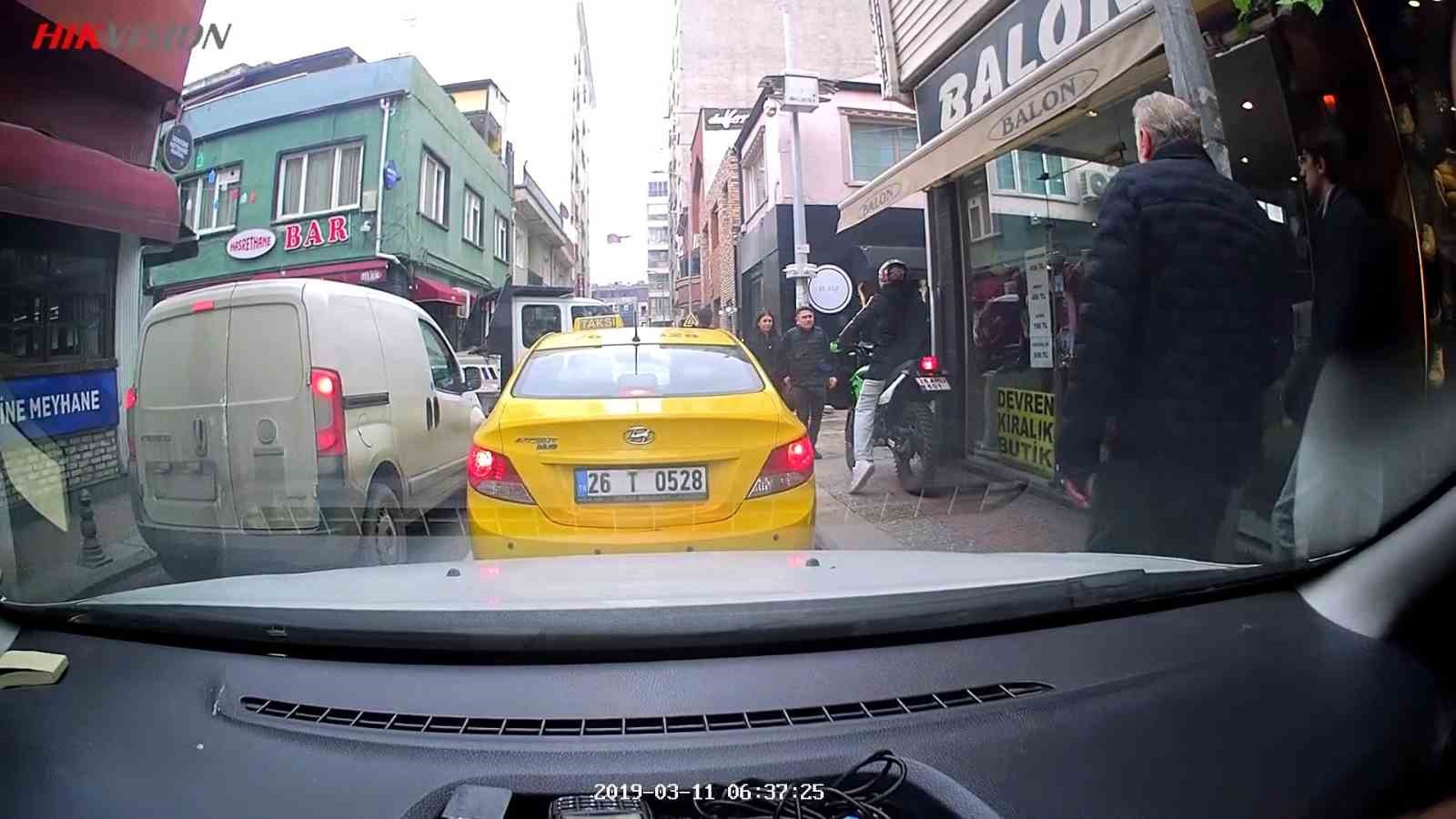 trafikte-kirmizi-isikta-beklememek-icin-kaldirima-cikti