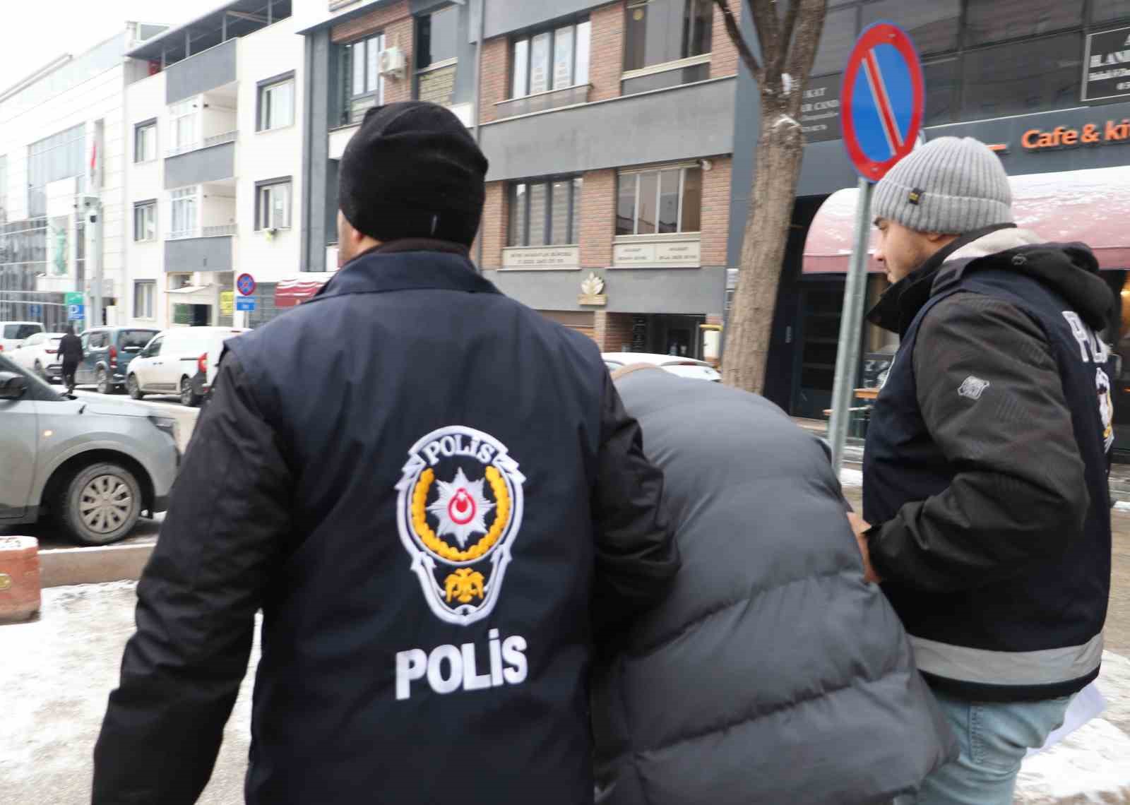 uvey-babasini-bicakla-agir-yaralayan-sahis-tutuklandi