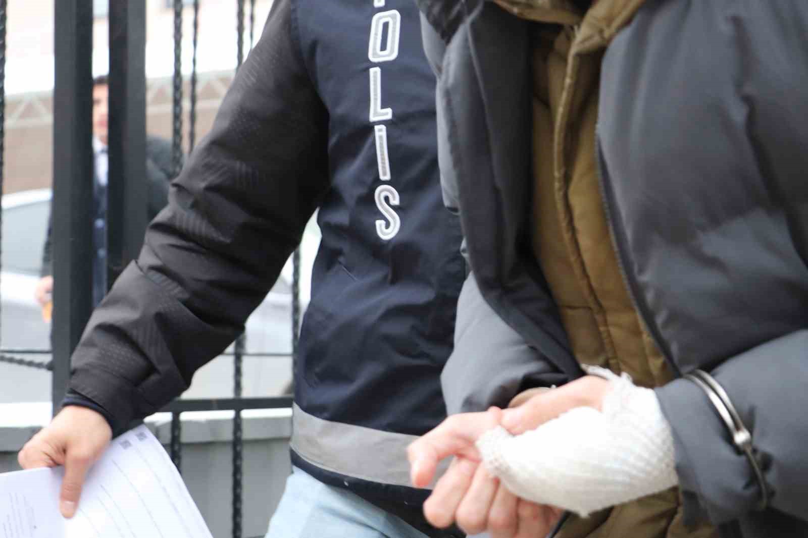 uvey-oglu-tarafindan-bicaklanan-adam-hayatini-kaybetti