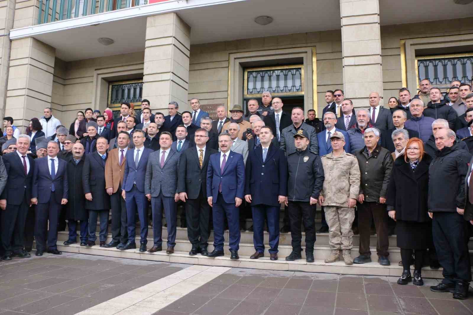 vali-huseyin-aksoy-gorev-suresinin-dolmasiyla-valilik-makamindan-ayrildi