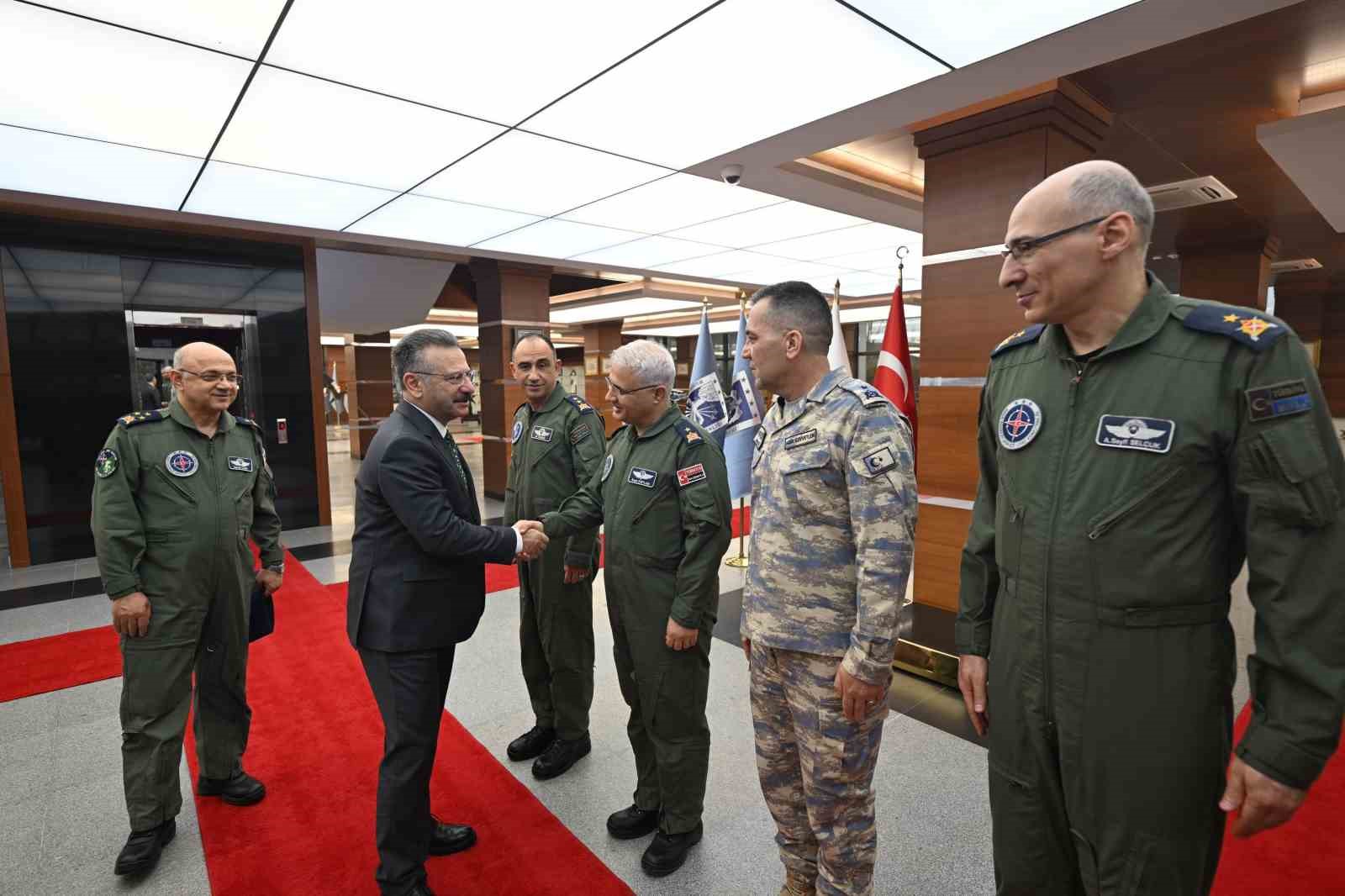 vali-huseyin-aksoydan-muharip-hava-kuvveti-komutanligina-veda-ziyareti