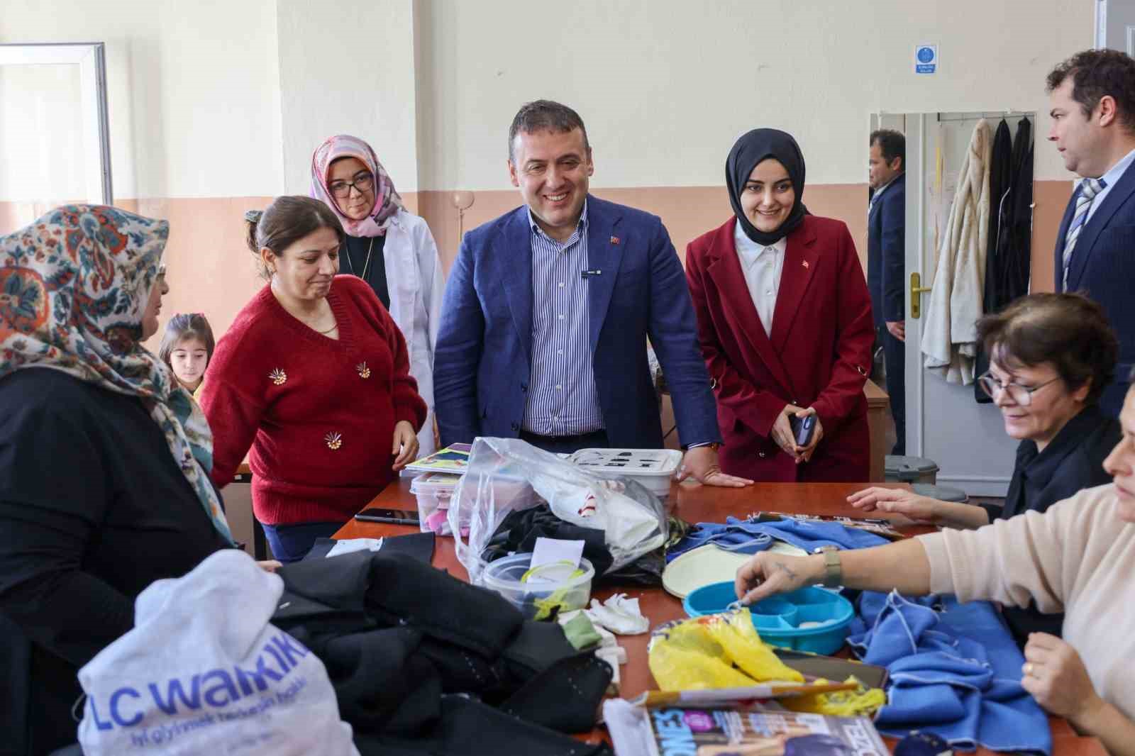 vali-sozer-golpazari-halk-egitim-merkezinde-incelemelerde-bulundu