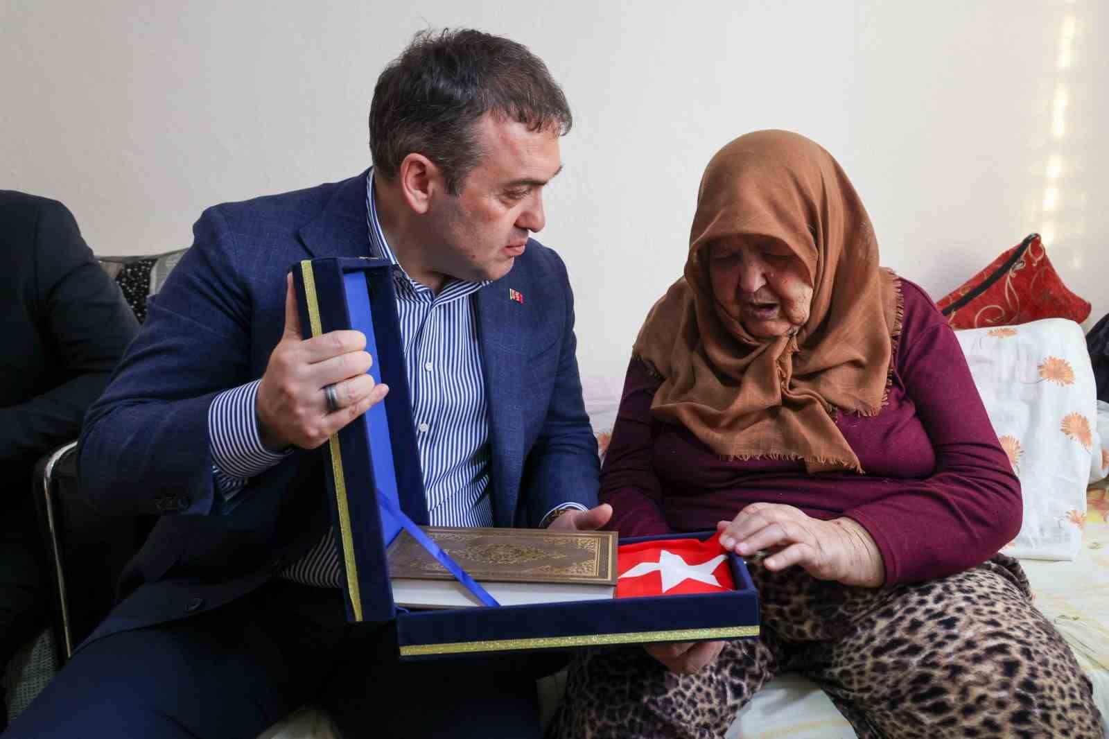 vali-sozer-golpazarinda-sehit-ailesi-ile-bir-araya-geldi