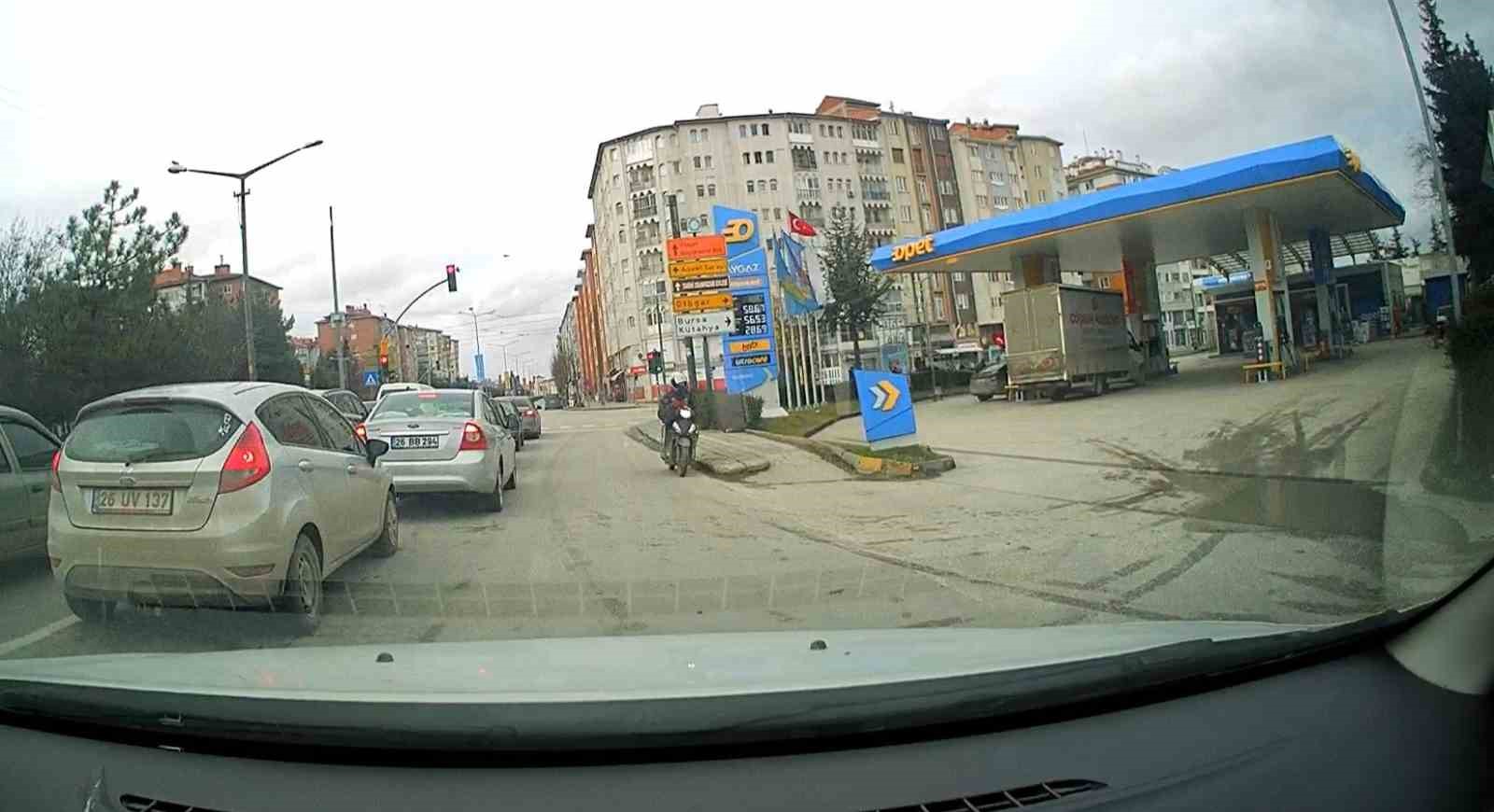 cumhuriyet-bulvarinda-motosikletli-kuryeden-ters-yon-ihlali