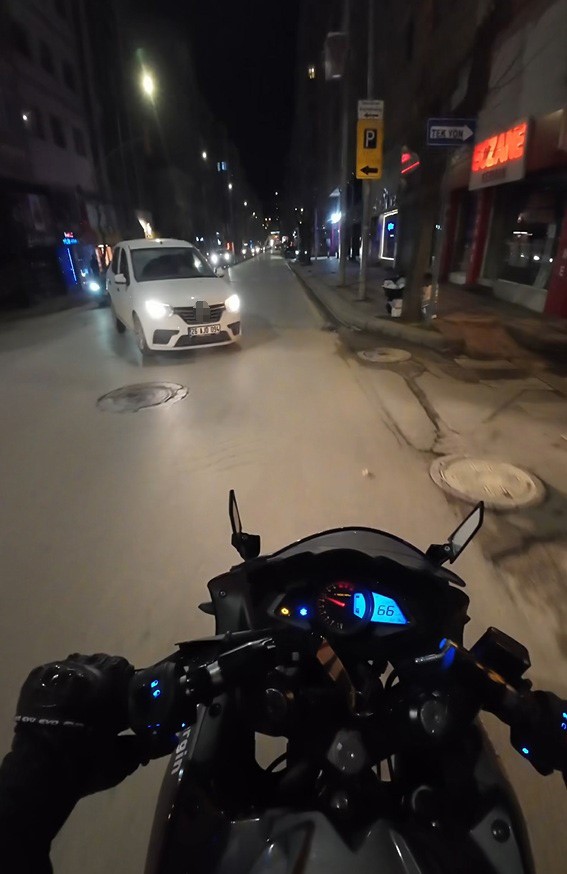 onune-bir-anda-cikan-aractan-kil-payi-kurtuldu