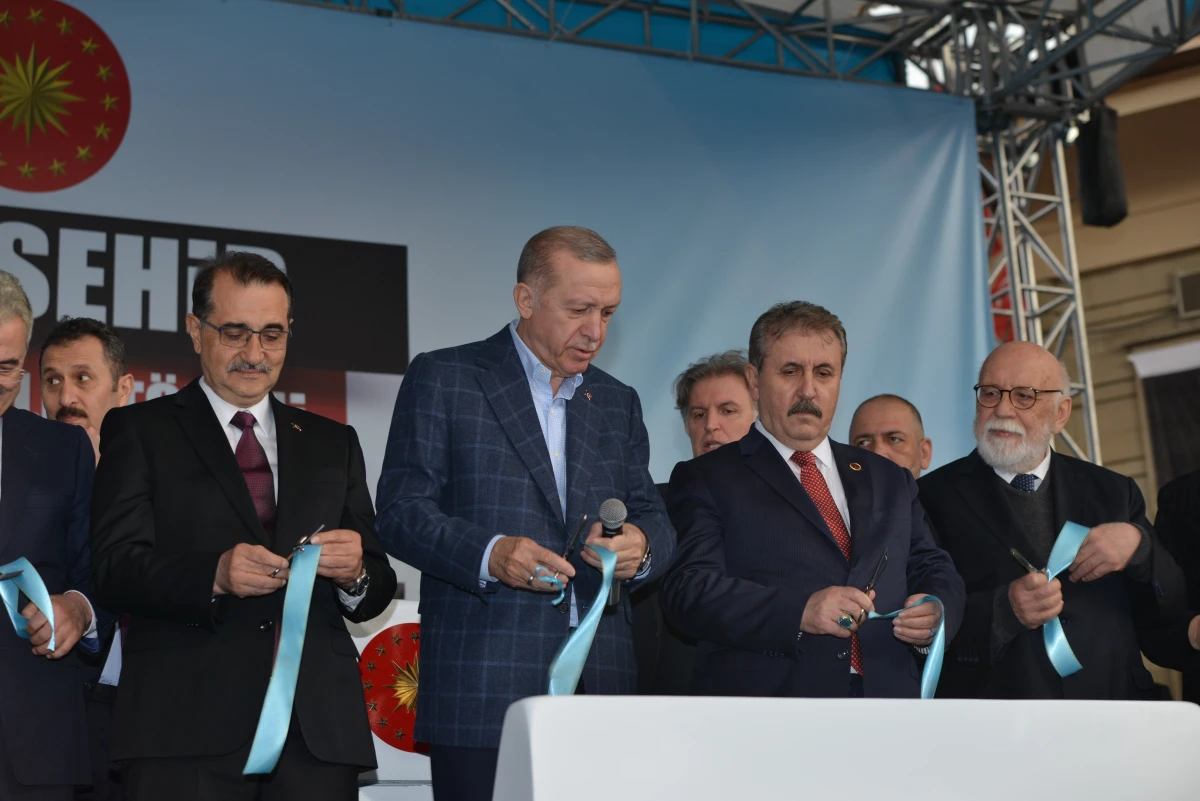 Cumhurbaşkanı Recep Tayyip Erdoğan, “Son 20 yılda Eskişehir’e bugünün rakamlarıyla toplam 67,2 milyar liralık kamu yatırımı yaptık' dedi.  Cumhurbaşkanı Erdoğan, Beylikova’da bulunan nadir toprak elementleri pilot tesisi ve yerli ve milli olarak üretilen Elektrikli Ana Hat Lokomotifi E5000 olmak üzere tamamlanan birçok projenin açılışını yapmak için Eskişehir’e geldi. Vilayet Meydanından vatandaşlara seslenen Cumhurbaşkanı Erdoğan, vatandaşları selamlayarak tamamlanan projelerin ülkeye ve millete hayırlı olmasını diledi.  “Eskişehir’in son 5 yılda ürettiği bor cevheri ile ülkemize 2 milyar dolar gelir sağladık” Eskişehir’e yapılan ve yapılacak olan yatırımlardan bahseden Cumhurbaşkanı Erdoğan, “Eskişehir Teknik Üniversitemizin tamamlanan yatırımlarının resmi açılışını bugün yapıyoruz. Sağlıkta Aile Sağlığı Merkezlerimizin, tarımda desteklenen Kırsal Kalkınma projelerinin, ormanda Ağaçlandırma ve Fidan üretimleri projelerinin resmi açılışını gerçekleştiriyoruz. Biyolojik su arıtma tesislerini hizmete açıyoruz. Devlet Su İşleri’mizin 1 milyar liralık bir yatırımı olan Gökpınar Barajı’nın 474 milyon liralık bir yatırım olan Gündüzler Barajı’nın çeşitli sulama projelerinin resmi açılışlarını buradan yapıyoruz. Sarıcakaya beldelerimizin, tamamlanan yatırımlarını da yine buradan hizmete açıyoruz. Bugün sizlerle iki önemli projenin açılışını yapacağız. Birincisi, ülkemizin madencilik alanındaki en önemli yatırımlarından biri bu. Eskişehir’in son 5 yılda ürettiği bor cevheri ile ülkemize 2 milyar dolar gelir sağladık. Bu süreçte ETİ Maden Eskişehir’e 700 milyon liralık yatırım yaptık. Kırka’da yıllık 10 yon üretim yapan. Bor, lityum, karbonat tesisini 2020’de hizmete açmıştık. Bu tesiste bor atıklarından üretilen lityum mühendislerimizin 3 yıllık emeğinin ürünüdür. Bandırmadaki tesisle birlikte ülkemizin ihtiyacının yaklaşık yarısını üretebilir hale getirdik. Artık cep telefonlarında, tabletlerde, diz üstü bilgisayarlarda bir otomobilin ötesinde yüksek teknoloji ürünü bir akıllı cihaz olan TOGG’da kullanılan lityum, bu tesislerde üretiliyor. Eskişehir Beylikova’da keşfettiğimiz 694 milyon ton nadir toprak elementleri rezervimizi işleyecek üretim tesislerinin açılışını da bugün yapıyoruz. Bu madenlerin enerjiden savunmaya, kimyadan cam ve seramik üretimine kadar geniş bir kullanım alanı var. Bunlar öyle stratejik ürünler ki, Amerika ile Çin arasındaki ekonomik çekişmenin en önemli unsurlarından birini oluşturuyor. Açılışını yaptığımız pilot tesis ilk aşamada yılda bin 200 ton cevher işleyerek işe başlayacak. Hemen ardından, yıllık üretimi 570 milyona çıkartacak yeni bir tesis kuracağız. Ayrıca, bu yıl içinde Eskişehir’e 502 milyon liralık yatırımla 3 yeni bor işleme tesisi daha kazandıracağız. Nadir toprak elementi tesisimizin ülkemize ve şehrimize hayırlı olmasını diliyorum” dedi.  “Önümüzdeki 10 yıl içinde ihtiyaç duyacağımız 500 lokomotifi burada üreteceğiz” İkinci olarak yerli ve milli elektrikli lokomotiften bahseden Cumhurbaşkanı Erdoğan, “İkinci müjdemiz, ülkemizin ilk yerli elektrikli lokomotifi E5000 lokomotif ve alt sistemlerinin tasarımı, imalatı ve montajı tamamlanarak test ve sertifikasyonuna başlanması. Önümüzdeki 10 yıl içinde ihtiyaç duyacağımız 500 lokomotifi burada üreteceğiz. Ülkemize 1 buçuk milyar avroluk katma değer kazandıran bu projenin ilk hareket testine biraz sonra canlı bağlantı işe şahitlik edeceğiz. Bu proje ile ülkemize yeni bir değer kazandıran Eskişehir’i Devlet Demir Yollarımızı, TUBİTAK’ımızı ve özel şirketlerimizi tebrik ediyorum. Eskişehir lokomotif üretimi, akülü manevra aracı imalatı, döner köprü imalatı, araç taşıma vagonu geliştirilmesi gibi birçok yeniliğe bizim dönemimizde imza attı. Bu yatırımlarla Eskişehir’e değer kattık. Yeni yatırımlarla yeni değerler kazandırmayı sürdürüyoruz. Bu çerçevede TÜRASAŞ ve URAYSİM yatırımlarıyla Eskişehir’in raylı sistemler teknolojilerinin de merkezi haline getiriyoruz. Eskişehir sanayisinde üretilen ürünlerin Gemlik limanına ulaştırılmasını sağlayacak raylı sistemin inşasına da yakında başlıyoruz. Sadece bunlarla kalmıyoruz. Eskişehir türküsü ne diyor? Ağacın çürüğü özümden olur, yiğidin iyisi sözünden olur. Biz de bugüne kadar size ne söz verdiysek hepsini yerine getirdik” ifadelerini kullandı.  “Eskişehir’e bugünün rakamlarıyla toplam 67,2 milyar liralık kamu yatırımı yaptık” Son 20 yılda Eskişehir’e yapılan yatırımlar anlatan Cumhurbaşkanı Erdoğan, “Bu güne kadar size ne söz verdiysek hepsini yerine getirdik. Son 20 yılda Eskişehir’e bugünün rakamlarıyla toplam 67,2 milyar liralık kamu yatırımı yaptık. Eğitimde 3 bin 90 adet derslik inşa ettik. Şehrimize üçüncü devlet üniversitesini, Eskişehir Teknik Üniversitesini kurduk. Gençlik ve sporda 8 bin 772 kapasiteli yükseköğretim yurt binaları açtık. 33 bin seyirci kapasiteli stadyum dahil toplam 41 spor tesisi kazandırdık. Kültürel mirasımızın sembol isimlerini restore ettik. Sosyal yardımlardan Eskişehirli ihtiyaç sahibi vatandaşlarımıza toplam 2 milyar lira kaynak aktardık. Sağlıkta bin 81 yataklı Şehir Hastanemizi 600 yataklı Yunusemre Eğitim ve Araştırma Hastanesi’nde aralarında olduğu 26 sağlık tesisi inşa ettik. Bu bay bay kemal bir zamanlar SSK’nı başında değil miydi? Bay bay Kemal sen SSK’nın başındayken hastanelerimizde maalesef rehin alınanlar vardı. Bunların hesabını sen bu millete, Rabbimize nasıl vereceksin? 14 Mayıs bunların hesabını sorma zamanıdır, ihmal etmeyin. Çevre şehircilikte, 9 bin 567 konutun inşasını tamamlayıp teslim ettik. 3 bin 580 konutu sosyal donatı alanlarıyla birlikte inşasına devam ediyoruz. İlk Evim Kampanyası çerçevesinde ilimize toplam 2 bin 599 konut inşa edeceğiz. Şehrimizde 4 Millet bahçesi projemizden birini tamamladık. Diğerleri ile ilgili çalışmalarımız sürüyor. Ulaştırmada 90 kilometreden devraldığımız bölünmüş yol uzunluğunu 227 kilometre ilave ile 317 toplamda 317 kilometreye çıkardık. Seyitgazi kırka yolunun ihalesini yakında tamamlıyor inşasına başlıyoruz. Alpu bağlantı yolunu da seneye kullanıyoruz. Şehrimizi önce Ankara’yla sonra Konya’yla, İstanbul’la, Bilecik, Sakarya ve Kocaeli ile hızlı trenle bağladık. Tarımda ve ormanda 11 baraj, 34 sulama tesisi, 11 gölet, 33 taşkın koruma tesisi, 2 yer altı depolama tesisi, 2 hidroelektrik tesisi kazandırdık. Son 20 yılda inşa ettiğimiz sulama tesisleri ile Eskişehir’de 151 bin dekar araziyi sulamaya açtık. Eskişehirli çiftçilerimize toplam 3.5 milyar lira tutarında tarımsal destek verdik. Sanayi ve Teknolojide 2 teknokent, 20 araştırma ve geliştirme merkezi,4 tasarım merkezi kurduk. Şehrimizdeki iş yeri sahiplerimize 4 milyar lira tutarında ürün desteği sağladık. Enerjide ilimizin yüzde 90’ doğalgaz imkanından faydalanıyor. Önümüzdeki günlerde Seyitgazi’ye doğalgaz arzı sağlamayı planlıyoruz. Gördüğünüz gibi saatlerce anlatsak da bitmeyecek hizmetlerimiz var. Sizlerden sandığa giderken bu eser ve hizmetleri gözünüzün önüne getirerek karar vermenizi istiyorum. Ben Eskişehir’in en doğru kararı vereceğine inanıyorum. Biz 21 yıldır sadece eser ve hizmet siyaseti yaptık. Şimdi de bunu taçlandırmak istiyoruz” dedi.